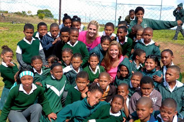 Leonie Schweinsteiger mit Kindern in Südafrika