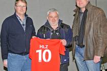 Andre Michalczik (r.) aus dem HLZ-Vorstand begrüßt die beiden neuen U17-Trainer...