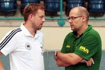 Heine Jensen im Gespräch mit dem Trainer der brasilianischen...