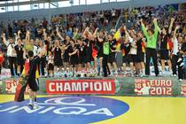 Die deutsche Jugend-Handballnationalmannschaft auf dem Europameister-Podest